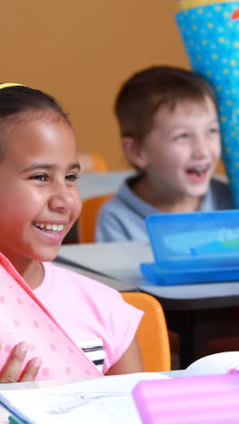 Glückliche-Kinder,-Die-Geschenke-Im-Klassenzimmer-Halten