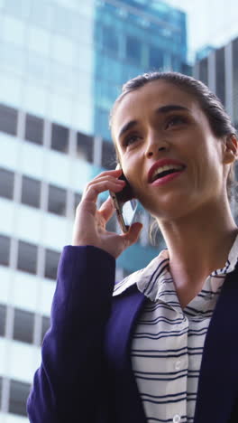 Mujer-De-Negocios-Hablando-Por-Teléfono-Móvil