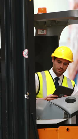 Trabajador-De-Almacén-Masculino-Usando-Tableta-Digital