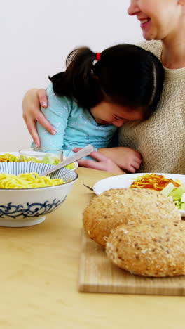 Glückliche-Familie-Beim-Essen