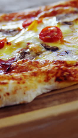 Pizza-Al-Horno-Sobre-Tabla-De-Madera