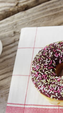 Marca-De-Lápiz-Labial-En-Una-Taza-De-Café-Y-Donut-De-Chocolate-Con-Chispitas