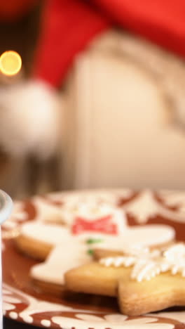 Weihnachtsplätzchen-Auf-Teller-Mit-Einer-Tasse-Milch