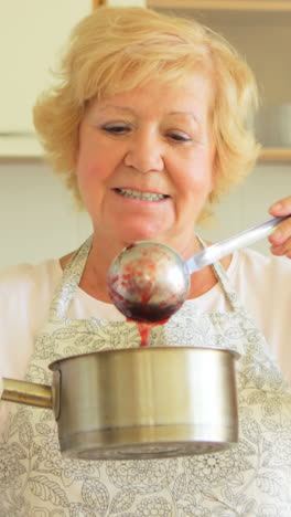 Mujer-Mayor-Preparando-Mermelada