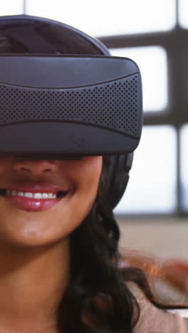 Mujer-Usando-Casco-De-Realidad-Virtual