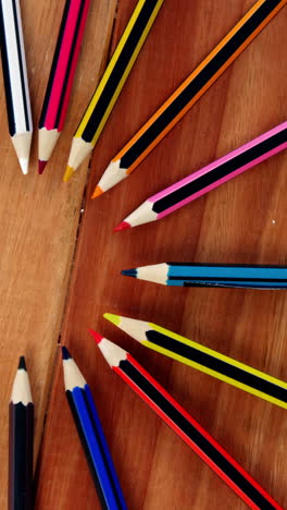 Colored-pencil-arranged-in-a-circle