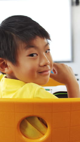 Niños-De-La-Escuela-Estudiando-En-El-Aula