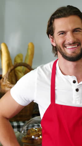 Personal-Masculino-Sonriente-De-Pie-Con-La-Mano-En-La-Cadera