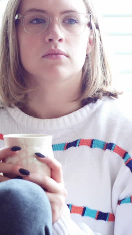 Nachdenkliche-Frau,-Die-Eine-Tasse-Kaffee-Trinkt