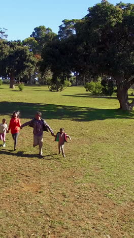 Familie-Genießt-Im-Park