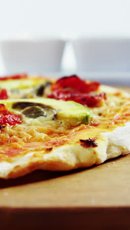 Pizza-Al-Horno-Con-Aderezos-De-Aguacate,-Tomate-Cherry-Y-Aceitunas