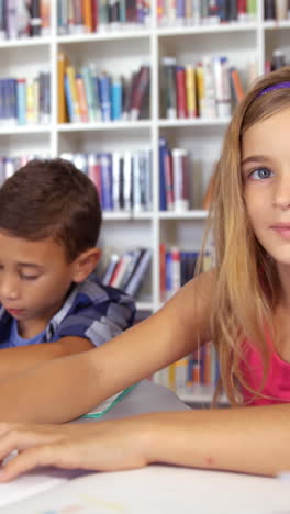 Niños-De-La-Escuela-Dibujando-En-Un-Libro-En-El-Aula