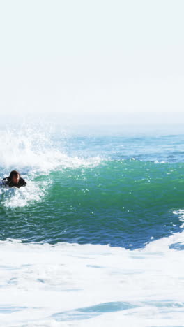 Surfistas-Surfeando-En-El-Mar