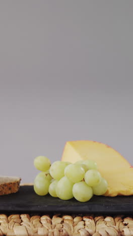 Slices-of-bread,-grapes-and-cheese