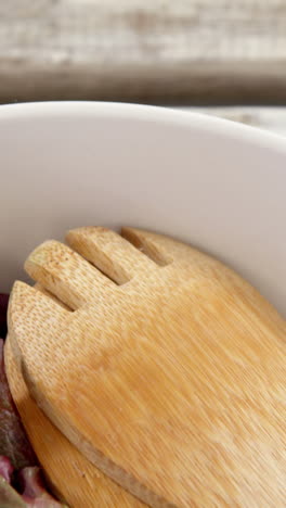 Close-up-of-lettuce-in-bowl