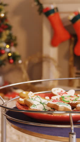 Galletas-De-Jengibre-Navideñas-En-Un-Plato