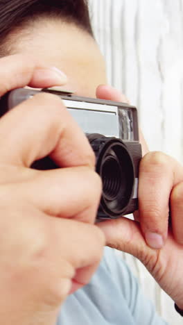 Fotógrafo-Tomando-Fotos-Con-Cámara-Vintage.