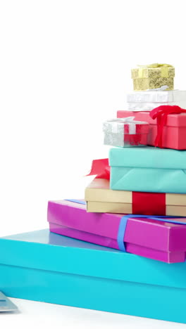 Pila-De-Cajas-De-Regalo-Envueltas-Con-Computadora-Portátil