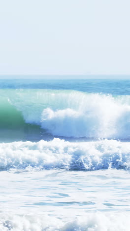 Vista-De-Las-Olas-En-La-Orilla-Del-Mar