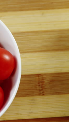 Lettuce-and-tomatoes-in-bowl-on-chopping-board