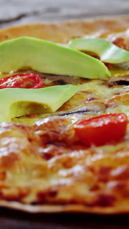 Gebackene-Pizza-Mit-Geschnittenen-Avocado-Belag