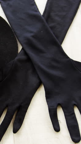 Melone-Und-Schwarze-Handschuhe-Im-Tanzstudio