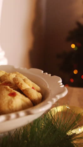 Plato-De-Galletas-Navideñas-Sobre-Mesa-De-Madera