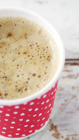 Disposable-coffee-cup-on-wooden-plank