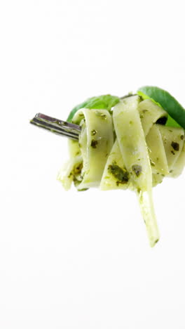 Close-up-of-cooked-pasta-with-capsicum-on-fork