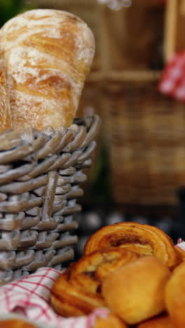 Verschiedene-Brotsorten-In-Der-Bäckereiabteilung