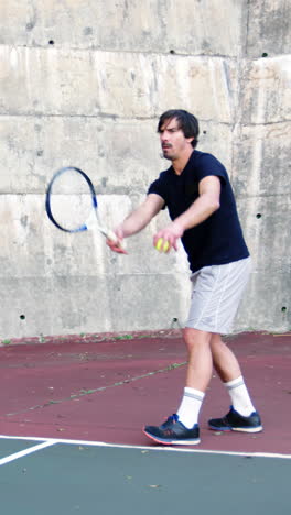 Hombre-Activo-Jugando-Tenis