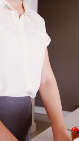 Mujer-Usando-Laptop-En-Cocina