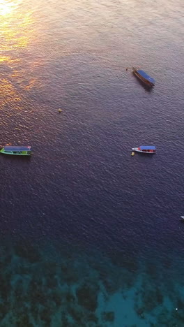 Vista-Del-Barco-Amarrado-En-El-Mar