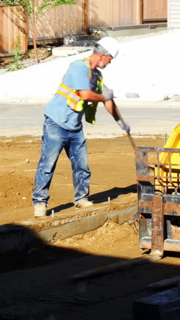 Ingeniero-Nivelando-El-Terreno-Con-Pala.