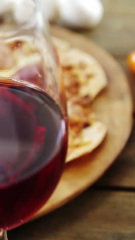 Leckere-Pizza-Mit-Einem-Glas-Wein,-Gemüse-Und-Gewürzen