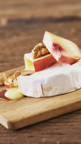 Cheese-topped-with-walnut,-fruits-and-sauce