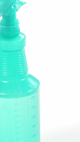 Cleaning-sponge-and-spray-bottle