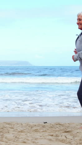 Mujer-Mayor,-Jogging,-En-La-Playa