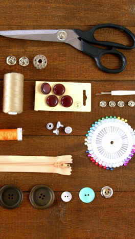 Close-up-of-set-of-threads-and-sewing-tools