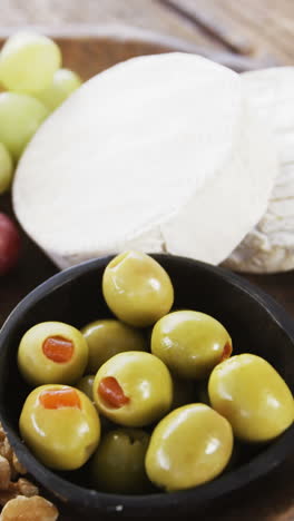 Queso-Con-Aceitunas,-Nueces-Y-Uvas