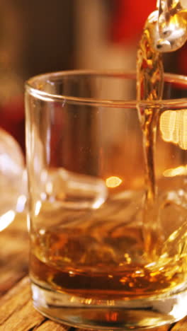 Whiskey-Wird-Ins-Glas-Gegossen