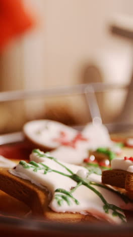 Galletas-De-Jengibre-Navideñas-En-Un-Tazón