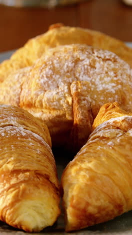 Teller-Mit-Croissants-Auf-Dem-Tisch