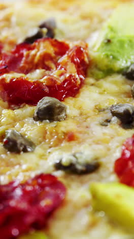 Pizza-Al-Horno-Con-Aderezos-De-Aguacate,-Tomate-Cherry-Y-Aceitunas