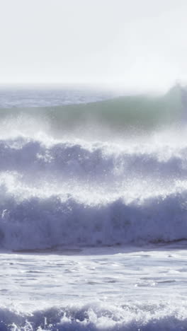 Vista-De-Las-Olas-En-La-Orilla-Del-Mar