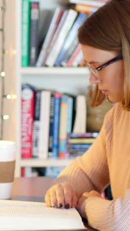 Mujer-Leyendo-Un-Libro