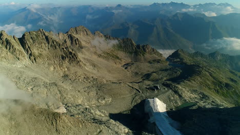 Vista-Aérea-Sobre-La-Cadena-Montañosa-Alpina