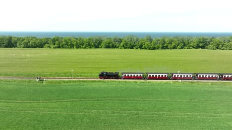 Dampfzug-Fährt-Durch-Eine-Wiese-Am-Meer