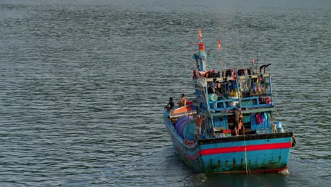 Primer-Plano-Aéreo-Del-Tradicional-Barco-De-Pescadores-Vietnamita-Navegando-Por-El-Mar-En-Vietnam