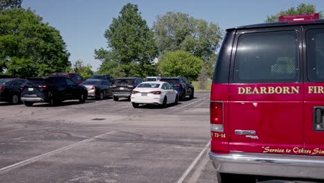 Feuerwehr--Und-Rettungswagen-Der-Stadt-Dearborn,-Michigan,-Mit-Videoschwenk-Von-Rechts-Nach-Links